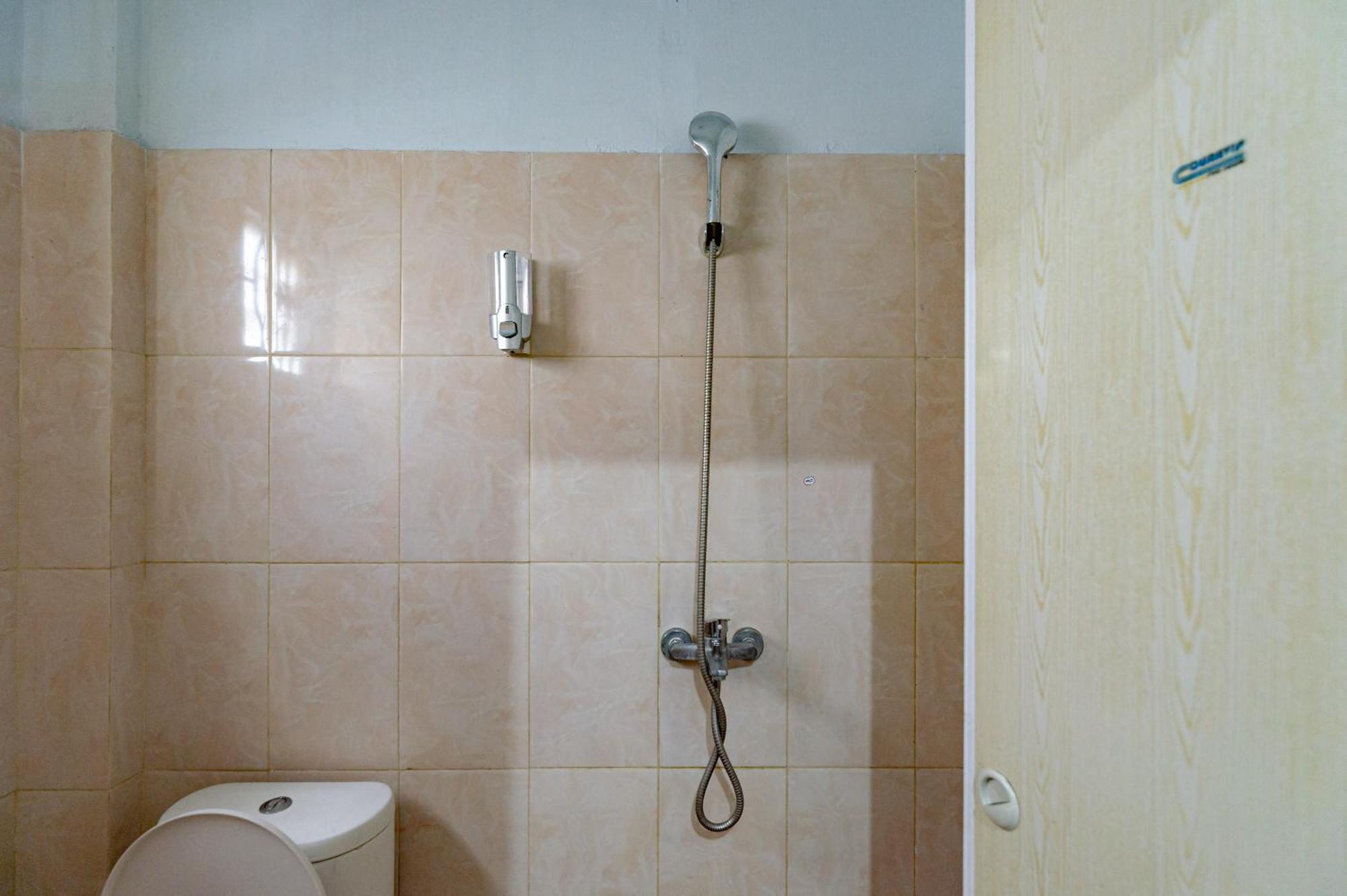 Reddoorz Near Rsud Dr Pringadi Medan 3 Hotel Екстериор снимка