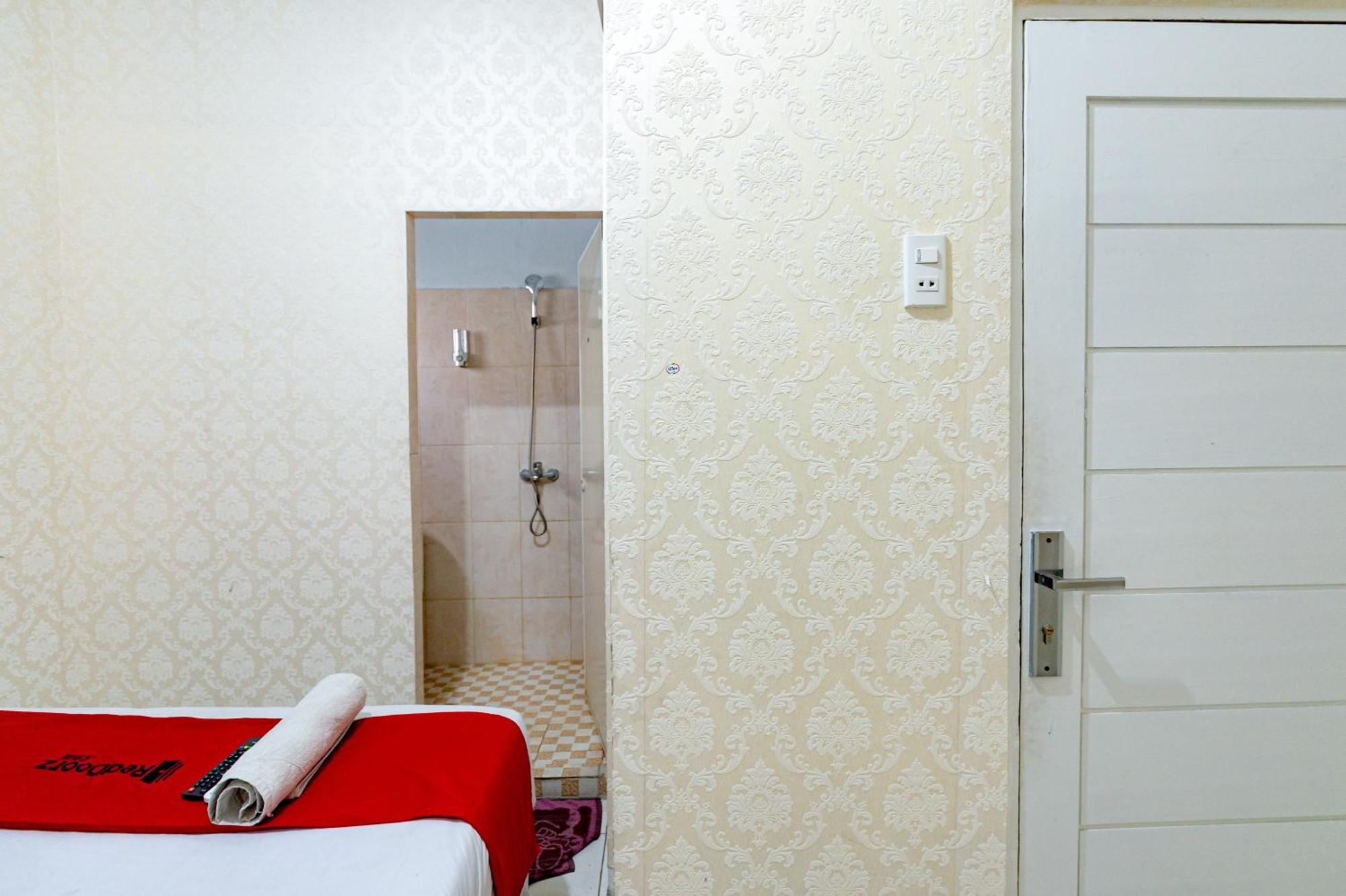 Reddoorz Near Rsud Dr Pringadi Medan 3 Hotel Екстериор снимка